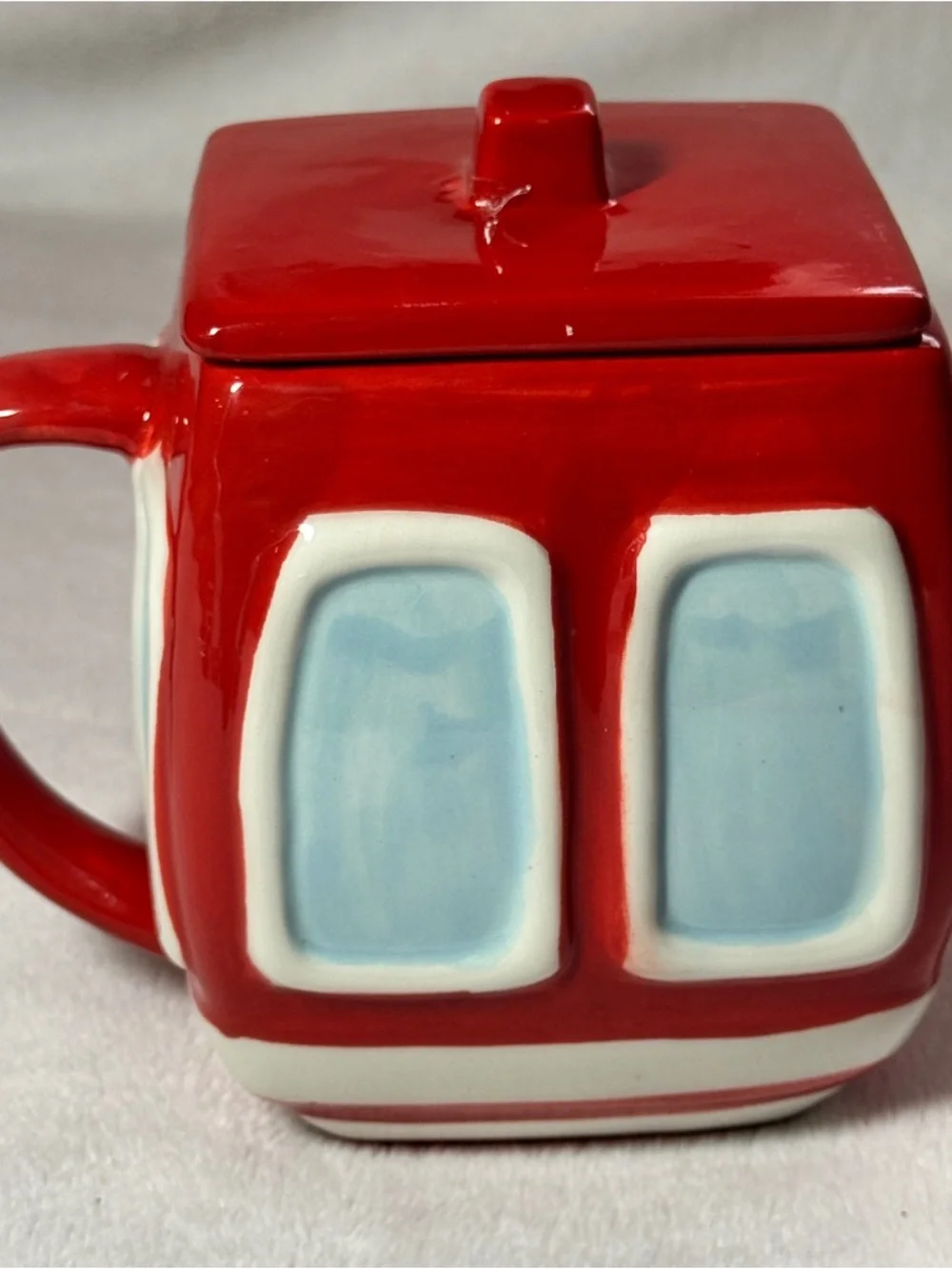 Ceramic 8oz Red And White Cute Novelty Lidded‎ Cable Car Mug With Handle